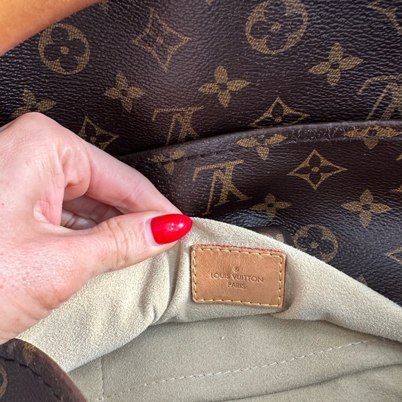 Large LV shoulder bag☺️ - Picture 4 of 5